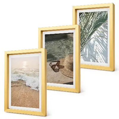 Gallery wall met afbeelding van een strandhoed en zonnebril tussen bladeren