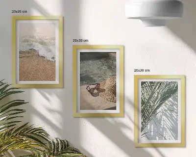 Gallery wall met afbeelding van een strandhoed en zonnebril tussen bladeren