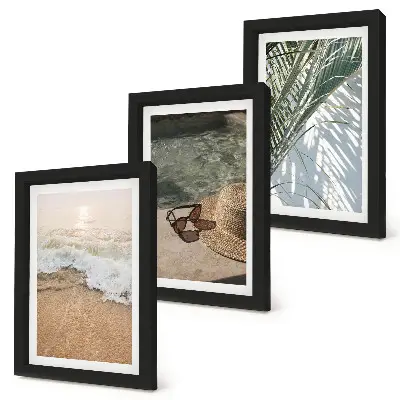 Gallery wall met afbeelding van een strandhoed en zonnebril tussen bladeren