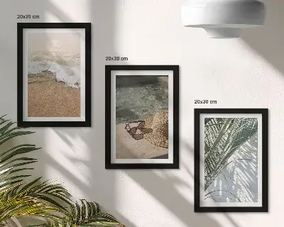 Gallery wall met afbeelding van een strandhoed en zonnebril tussen bladeren