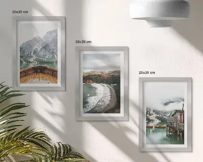 Set van ingelijste schilderijen met uitzicht op de bergen boven het meer, een boot en een strandlandschap