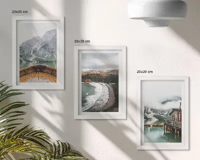 Set van ingelijste schilderijen met uitzicht op de bergen boven het meer, een boot en een strandlandschap