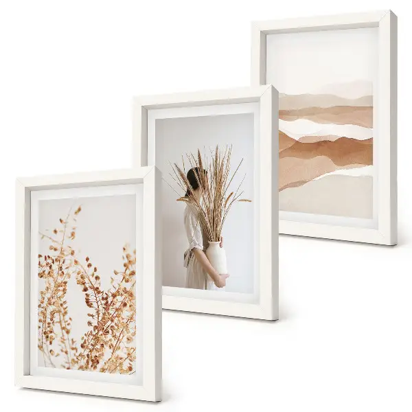 Gallery wall met abstracte plantmotieven in rustieke boho-stijl