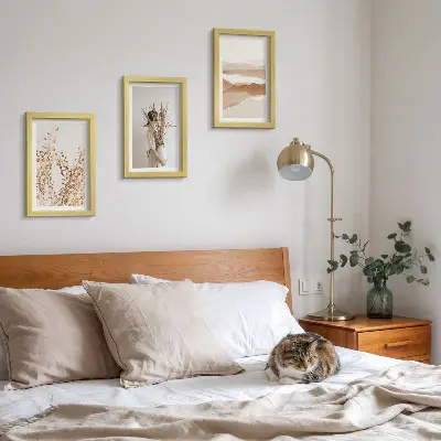 Gallery wall met abstracte plantmotieven in rustieke boho-stijl