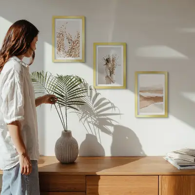 Gallery wall met abstracte plantmotieven in rustieke boho-stijl