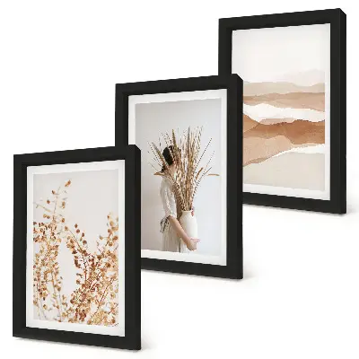 Gallery wall met abstracte plantmotieven in rustieke boho-stijl