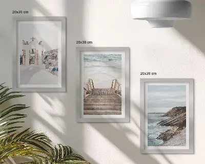 Set van ingelijste schilderijen Uitzicht op de zee en de architectuur van Santorini tegen de hemel.
