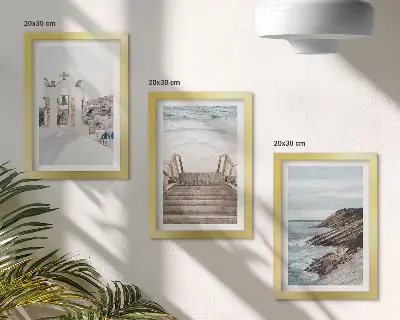 Set van ingelijste schilderijen Uitzicht op de zee en de architectuur van Santorini tegen de hemel.