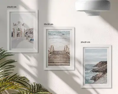 Set van ingelijste schilderijen Uitzicht op de zee en de architectuur van Santorini tegen de hemel.