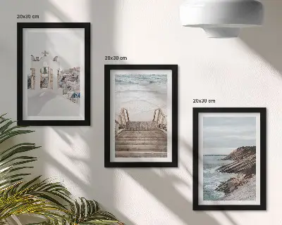 Set van ingelijste schilderijen Uitzicht op de zee en de architectuur van Santorini tegen de hemel.
