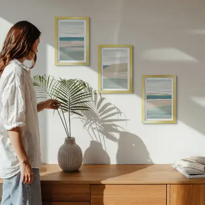 Gallery wall met abstracte landschappen in blauwe en beigetinten
