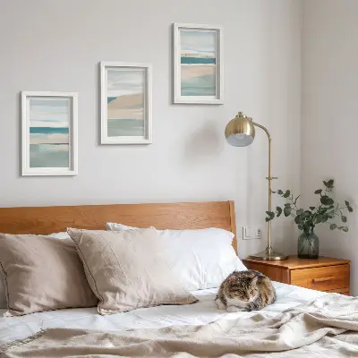 Gallery wall met abstracte landschappen in blauwe en beigetinten