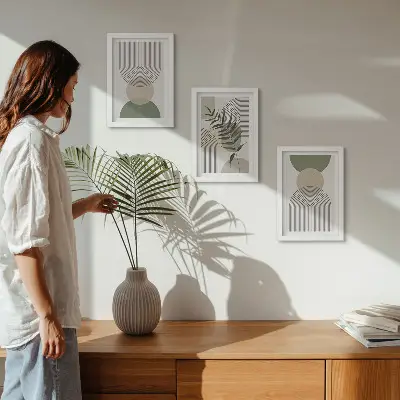 Set ingelijste schilderijen met abstracte vormen in groen- en beigetinten