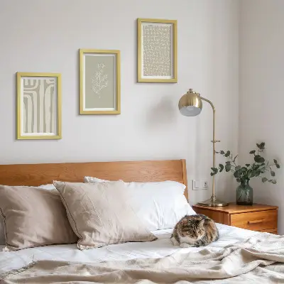 Set ingelijste schilderijen met plantaardige en geometrische patronen in ingetogen kleuren