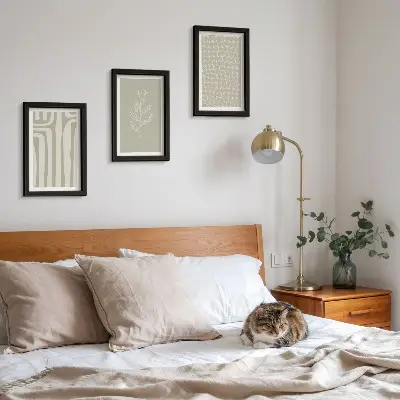 Set ingelijste schilderijen met plantaardige en geometrische patronen in ingetogen kleuren