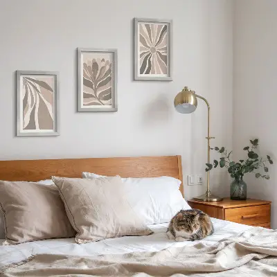 Set ingelijste schilderijen met abstracte plantmotieven in beige en bruine tinten