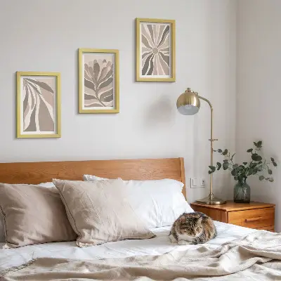 Set ingelijste schilderijen met abstracte plantmotieven in beige en bruine tinten