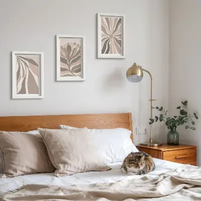 Set ingelijste schilderijen met abstracte plantmotieven in beige en bruine tinten