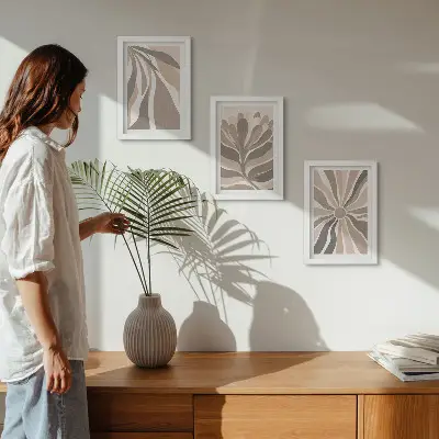 Set ingelijste schilderijen met abstracte plantmotieven in beige en bruine tinten