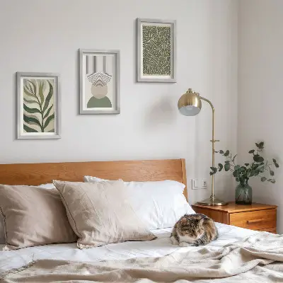 Gallery wall met abstracte bladeren en geometrische vormen