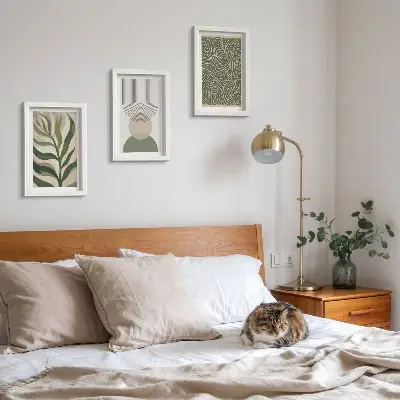 Gallery wall met abstracte bladeren en geometrische vormen