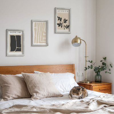 Set van ingelijste schilderijen Abstracte vormen en plantmotieven in neutrale tinten.