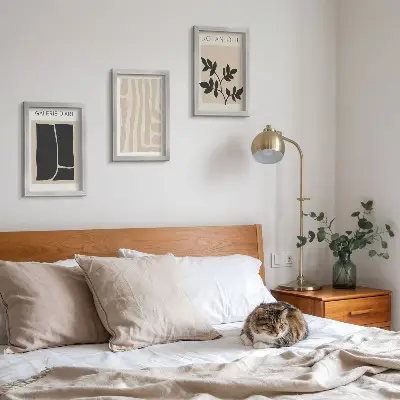 Set ingelijste schilderijen met abstracte vormen en plantmotieven in neutrale tinten