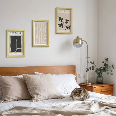Set ingelijste schilderijen met abstracte vormen en plantmotieven in neutrale tinten