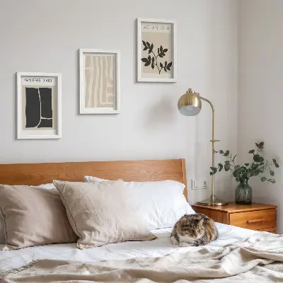 Set ingelijste schilderijen met abstracte vormen en plantmotieven in neutrale tinten