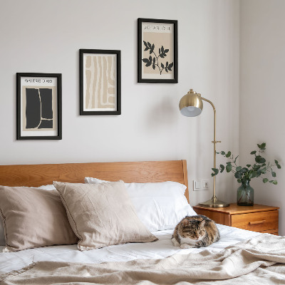 Set van ingelijste schilderijen Abstracte vormen en plantmotieven in neutrale tinten.
