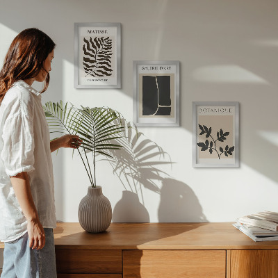Gallery wall Minimalistische posters met plantenpatronen en abstracte afbeeldingen.