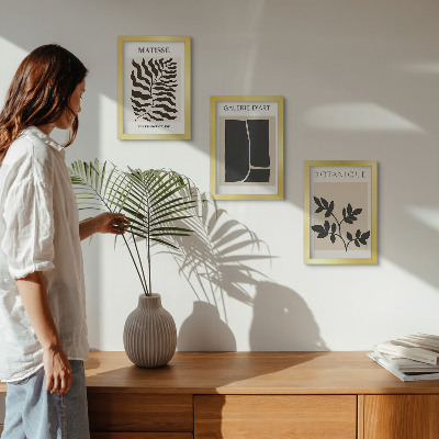 Gallery wall Minimalistische posters met plantenpatronen en abstracte afbeeldingen.