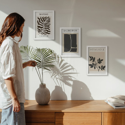 Gallery wall Minimalistische posters met plantenpatronen en abstracte afbeeldingen.