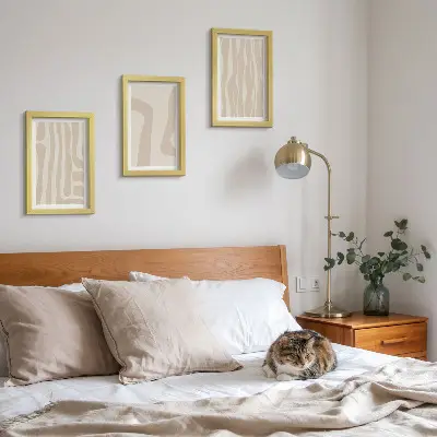 Gallerijwand met abstracte patronen en minimalistische vormen in boho-stijl