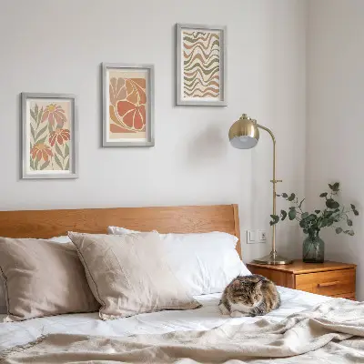 Set van ingelijste schilderijen met pastelkleurige bloemen en abstracte patronen