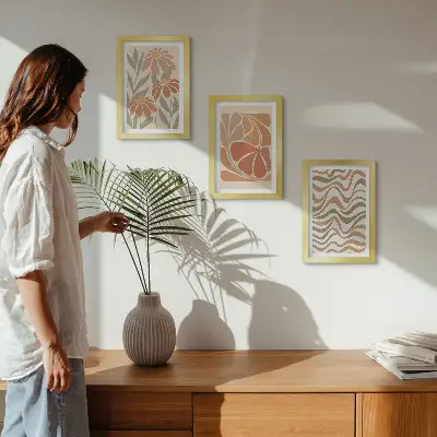 Set van ingelijste schilderijen met pastelkleurige bloemen en abstracte patronen