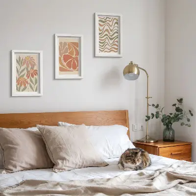 Set van ingelijste schilderijen met pastelkleurige bloemen en abstracte patronen