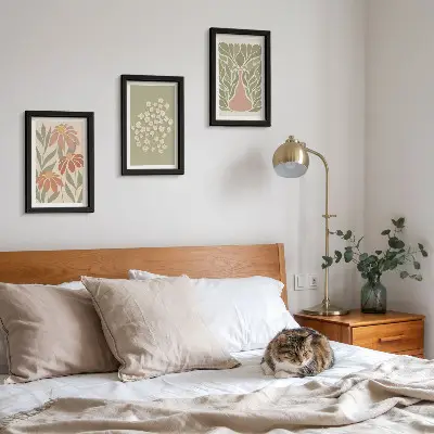Set van ingelijste schilderijen met bloemmotieven in minimalistische boho-stijl