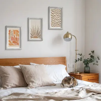 Gallery wall met abstracte boho vormen in pastelkleuren