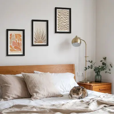 Gallery wall met abstracte boho vormen in pastelkleuren