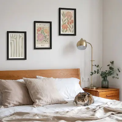 Set ingelijste schilderijen met botanische motieven in Parijse minimalistische stijl