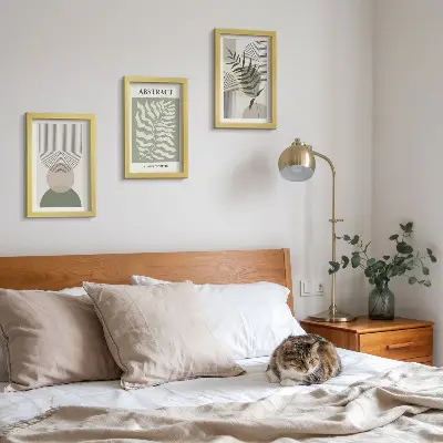 Gallery wall met botanische abstracte elementen in rustieke boho-stijl