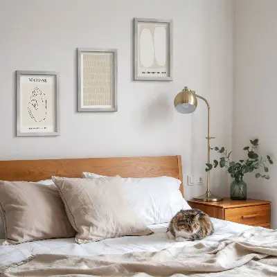 Gallery wall met lijnen en vormen in beige en witte tinten