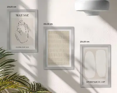 Gallery wall met lijnen en vormen in beige en witte tinten