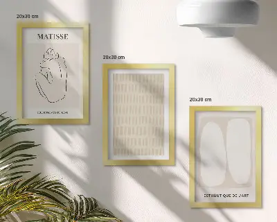 Gallery wall met lijnen en vormen in beige en witte tinten