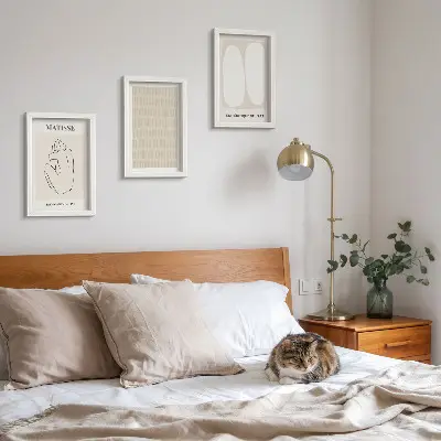 Gallery wall met lijnen en vormen in beige en witte tinten