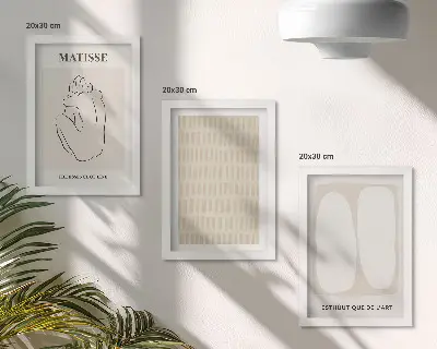 Gallery wall met lijnen en vormen in beige en witte tinten
