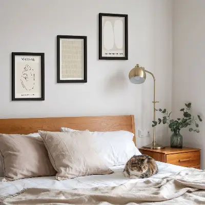 Gallery wall met lijnen en vormen in beige en witte tinten