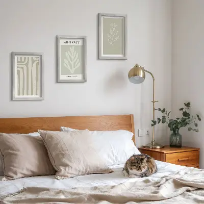 Set van ingelijste schilderijen met abstracte plantmotieven in ingetogen kleuren