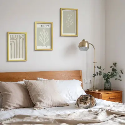 Set van ingelijste schilderijen met abstracte plantmotieven in ingetogen kleuren